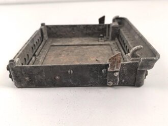 Luftwaffe, Fußplatte / Aufhängerahmen für Schaltkasten 13b, Ln 26905-2. Originallack, ungereinigtes Stück