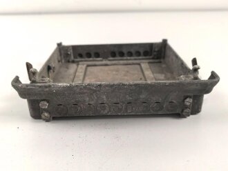 Luftwaffe, Fußplatte / Aufhängerahmen für Schaltkasten 13b, Ln 26905-2. Originallack, ungereinigtes Stück