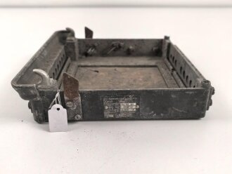 Luftwaffe, Fußplatte / Aufhängerahmen für Schaltkasten 13b, Ln 26905-2. Originallack, ungereinigtes Stück