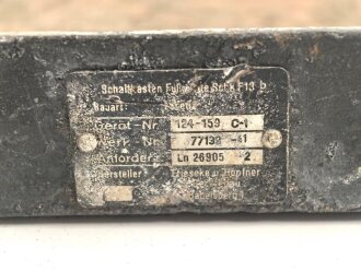 Luftwaffe, Fußplatte / Aufhängerahmen für Schaltkasten 13b, Ln 26905-2. Originallack, ungereinigtes Stück