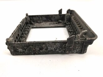 Luftwaffe, Fußplatte / Aufhängerahmen für Schaltkasten 13b, Ln 26905-2. Originallack, ungereinigtes Stück