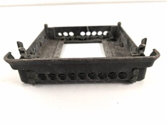 Luftwaffe, Fußplatte / Aufhängerahmen für Schaltkasten 13b, Ln 26905-2. Originallack, ungereinigtes Stück