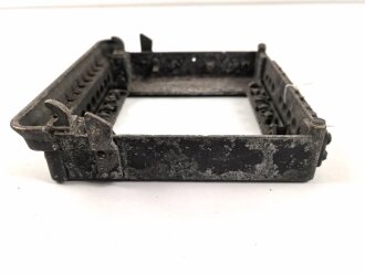 Luftwaffe, Fußplatte / Aufhängerahmen für Schaltkasten 13b, Ln 26905-2. Originallack, ungereinigtes Stück