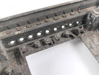Luftwaffe, Fußplatte / Aufhängerahmen für Schaltkasten 13b, Ln 26905-2. Originallack, ungereinigtes Stück