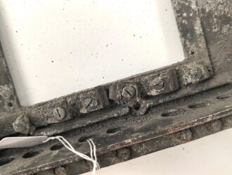 Luftwaffe, Fußplatte / Aufhängerahmen für Schaltkasten 13b, Ln 26905-2. Originallack, ungereinigtes Stück