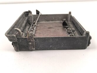 Luftwaffe, Fußplatte / Aufhängerahmen für Fernbediengerät 3. Originallack, ungereinigtes Stück