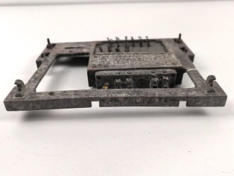 Luftwaffe, Fußplatte / Aufhängerahmen . Originallack, ungereinigtes Stück