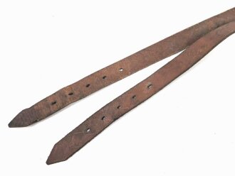 Paar Lederriemen Wehrmacht. Breite  1,7cm, Länge je 41cm, ein Stück gestempelt "Georg Paul Lederwarenfabrikation Ziegelhausen"