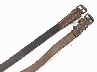 Paar Lederriemen Wehrmacht. Breite  1,7cm, Länge je 41cm, ein Stück gestempelt "Georg Paul Lederwarenfabrikation Ziegelhausen"