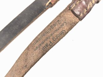 Paar Lederriemen Wehrmacht. Breite  1,7cm, Länge je 41cm, ein Stück gestempelt "Georg Paul Lederwarenfabrikation Ziegelhausen"