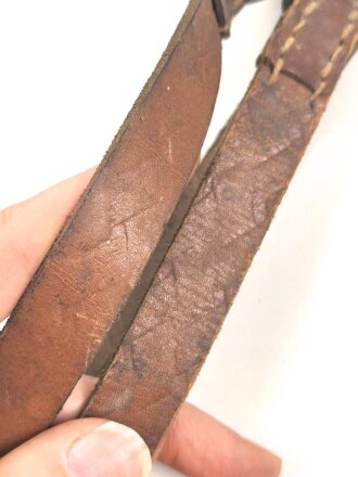 Paar Lederriemen Wehrmacht. Breite  1,7cm, Länge je 41cm, ein Stück gestempelt "Georg Paul Lederwarenfabrikation Ziegelhausen"