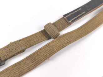 Webleinenriemen Wehrmacht . Ähnlich eines Tornisterriemen, aber deutlich länger und mit zusätzlicher Schlaufe versehen. Gesamtlänge 63cm