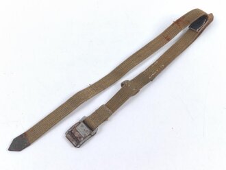 Webleinenriemen Wehrmacht . Ähnlich eines Tornisterriemen, aber deutlich länger und mit zusätzlicher Schlaufe versehen. Gesamtlänge 63cm