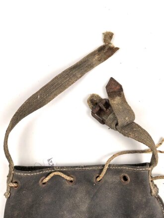 Wehrmacht, Tasche aus festem Gummi. Maße wie fotografiert etwa 25 x 37cm. Ungereinigt