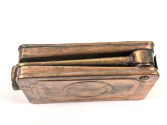 Ölkanne frühe Wehrmacht aus Buntmetall.  Gehört so unter anderem in den Zubehörkasten zum MG15. Maße 13 x 7,5 x 3cm