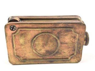 Ölkanne frühe Wehrmacht aus Buntmetall.  Gehört so unter anderem in den Zubehörkasten zum MG15. Maße 13 x 7,5 x 3cm