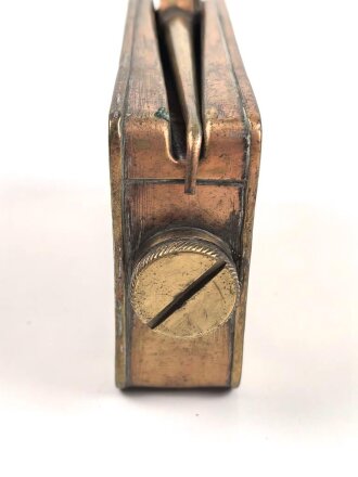 Ölkanne frühe Wehrmacht aus Buntmetall.  Gehört so unter anderem in den Zubehörkasten zum MG15. Maße 13 x 7,5 x 3cm