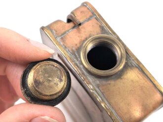 Ölkanne frühe Wehrmacht aus Buntmetall.  Gehört so unter anderem in den Zubehörkasten zum MG15. Maße 13 x 7,5 x 3cm
