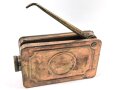 Ölkanne frühe Wehrmacht aus Buntmetall.  Gehört so unter anderem in den Zubehörkasten zum MG15. Maße 13 x 7,5 x 3cm