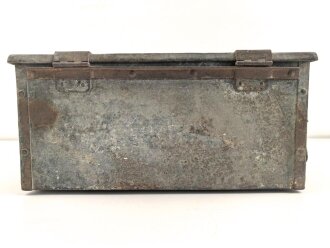 1.Weltkrieg, Patronenkasten 11 für MG08, frühe Ausführung ohne Deckelgriff. Inneneinteilung fehlt, verbogen, Deckelschliesst nicht.