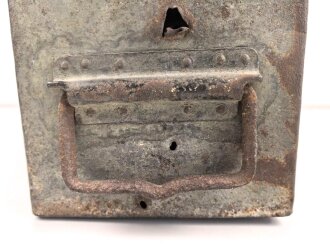 1.Weltkrieg, Patronenkasten 11 für MG08, frühe Ausführung ohne Deckelgriff. Inneneinteilung fehlt, verbogen, Deckelschliesst nicht.