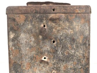1.Weltkrieg, Patronenkasten 11 für MG08, frühe Ausführung ohne Deckelgriff. Inneneinteilung fehlt, verbogen, Deckelschliesst nicht.