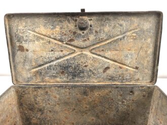 1.Weltkrieg, Patronenkasten 11 für MG08, frühe Ausführung ohne Deckelgriff. Inneneinteilung fehlt, verbogen, Deckelschliesst nicht.