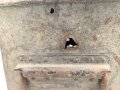 1.Weltkrieg, Patronenkasten 11 für MG08, frühe Ausführung ohne Deckelgriff. Inneneinteilung fehlt, verbogen, Deckelschliesst nicht.