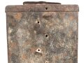1.Weltkrieg, Patronenkasten 11 für MG08, frühe Ausführung ohne Deckelgriff. Inneneinteilung fehlt, verbogen, Deckelschliesst nicht.
