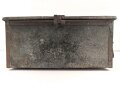 1.Weltkrieg, Patronenkasten 11 für MG08, frühe Ausführung ohne Deckelgriff. Inneneinteilung fehlt, verbogen, Deckelschliesst nicht.