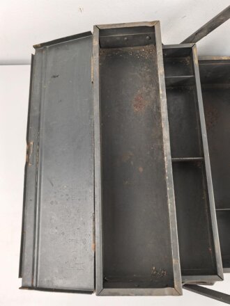 Luftwaffe, Werkzeugkasten für Flugzeug Elektriker. Originallack, schweres Stück, Bodenmaße etwa 28 x 52cm