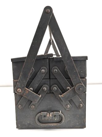Luftwaffe, Werkzeugkasten für Flugzeug Elektriker. Originallack, schweres Stück, Bodenmaße etwa 28 x 52cm