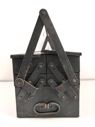 Luftwaffe, Werkzeugkasten für Flugzeug Elektriker. Originallack, schweres Stück, Bodenmaße etwa 28 x 52cm