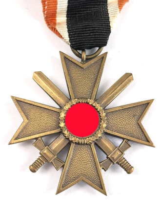 Kriegsverdienstkreuz 2. Klasse 1939 mit Schwertern, Buntmetall ohne Herstellermarkierung, an langem, frühen Band