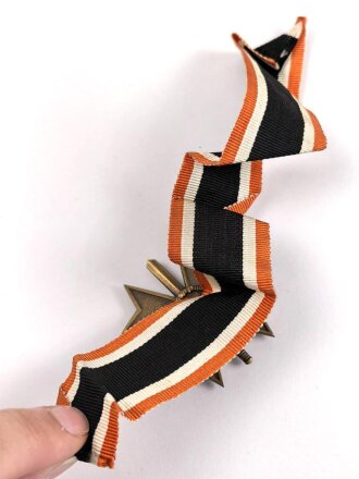 Kriegsverdienstkreuz 2. Klasse 1939 mit Schwertern, Buntmetall ohne Herstellermarkierung, an langem, frühen Band