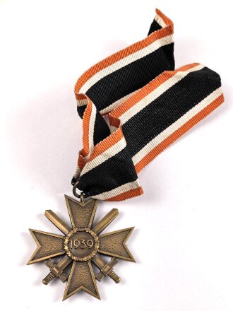 Kriegsverdienstkreuz 2. Klasse 1939 mit Schwertern, Buntmetall ohne Herstellermarkierung, an langem, frühen Band