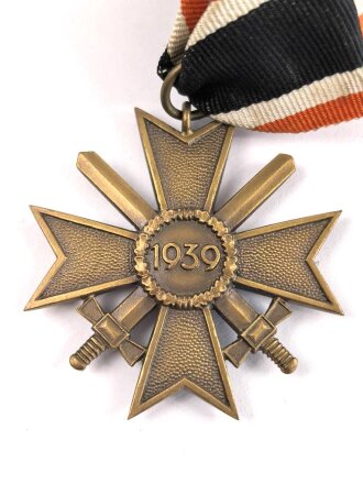 Kriegsverdienstkreuz 2. Klasse 1939 mit Schwertern, Buntmetall ohne Herstellermarkierung, an langem, frühen Band