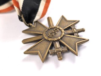 Kriegsverdienstkreuz 2. Klasse 1939 mit Schwertern, Buntmetall ohne Herstellermarkierung, an langem, frühen Band