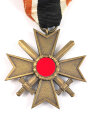 Kriegsverdienstkreuz 2. Klasse 1939 mit Schwertern, Buntmetall ohne Herstellermarkierung, an langem, frühen Band