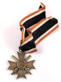 Kriegsverdienstkreuz 2. Klasse 1939 mit Schwertern, Buntmetall ohne Herstellermarkierung, an langem, frühen Band