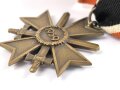 Kriegsverdienstkreuz 2. Klasse 1939 mit Schwertern, Buntmetall ohne Herstellermarkierung, an langem, frühen Band