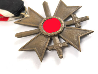 Kriegsverdienstkreuz 2. Klasse 1939 mit Schwertern, Buntmetall ohne Herstellermarkierung, an Band