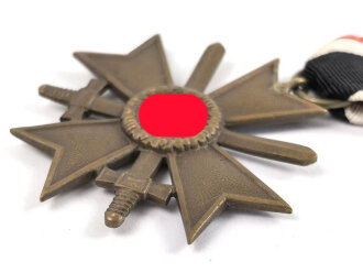 Kriegsverdienstkreuz 2. Klasse 1939 mit Schwertern, Buntmetall ohne Herstellermarkierung, an Band