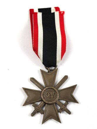 Kriegsverdienstkreuz 2. Klasse 1939 mit Schwertern, Buntmetall ohne Herstellermarkierung, an Band