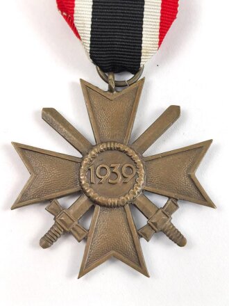 Kriegsverdienstkreuz 2. Klasse 1939 mit Schwertern, Buntmetall ohne Herstellermarkierung, an Band