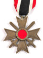 Kriegsverdienstkreuz 2. Klasse 1939 mit Schwertern, Buntmetall ohne Herstellermarkierung, an Band