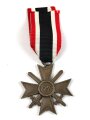 Kriegsverdienstkreuz 2. Klasse 1939 mit Schwertern, Buntmetall ohne Herstellermarkierung, an Band