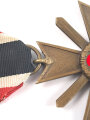 Kriegsverdienstkreuz 2. Klasse 1939 mit Schwertern, Buntmetall ohne Herstellermarkierung, an Band