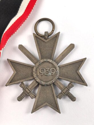 Kriegsverdienstkreuz 2. Klasse 1939 mit Schwertern, Zink bronziert, Band beiliegend