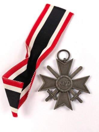 Kriegsverdienstkreuz 2. Klasse 1939 mit Schwertern, Zink bronziert, Band beiliegend